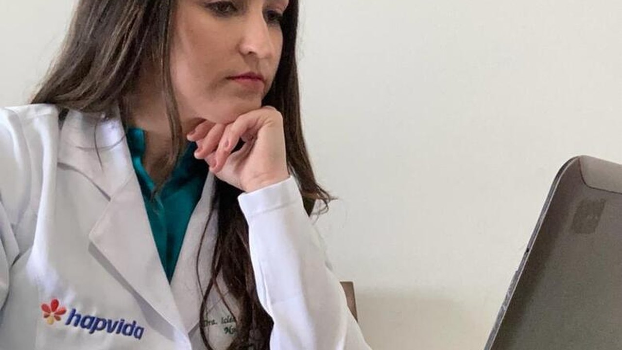 Água, sucos e frutas: nutricionista dá dicas para curar a famosa ressaca do carnaval