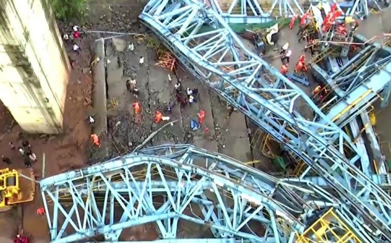 Ponte em construção desaba na Índia e deixa ao menos 17 mortos; vídeo