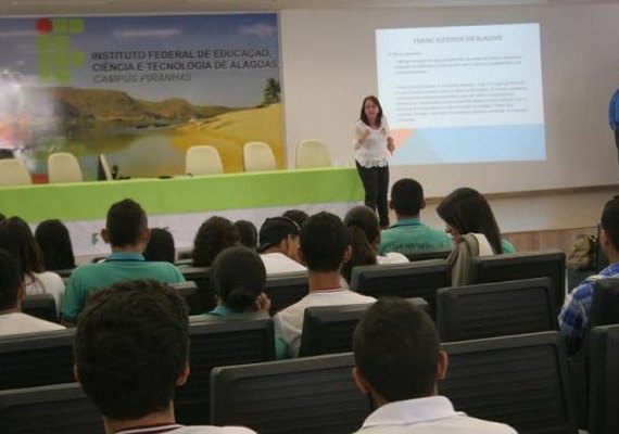 Comunidade estudantil debate Plano de Educação em Piranhas