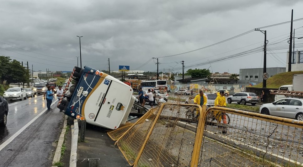 Quatro pessoas ficam feridas após micro-ônibus tombar na BR-235 em Aracaju / Foto: Foto: Leonardo Dias/TV Atalaia