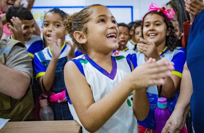 Com a magia dos livros, Luciano recebe a visita dos alunos da Escola Lourenço de Almeida