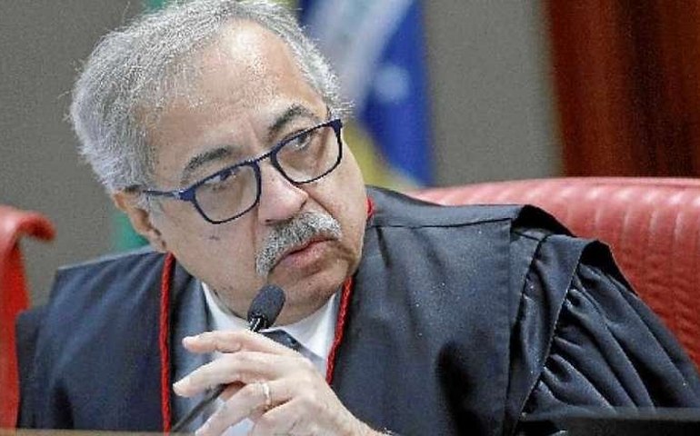 Ministro do STJ afasta desembargadores, juiz, promotora e secretário da BA