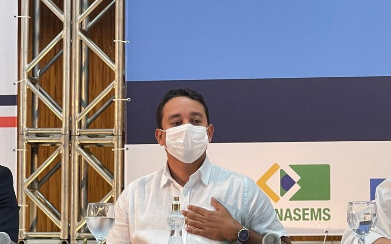 Rodrigo Buarque media palestra magna em Congresso da BA