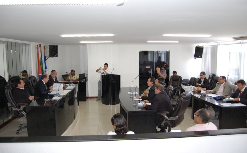 Delmiro: vereadores debatem veto do prefeito sobre redução de impostos