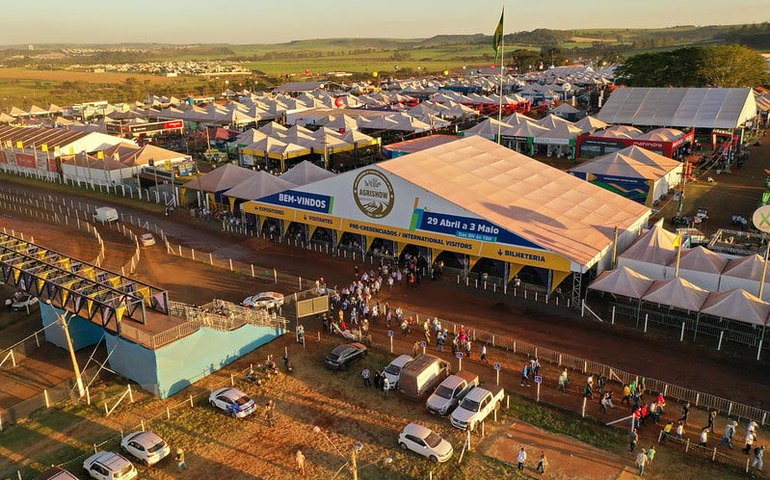 Na Agrishow, JCB anuncia plano para dobrar operação no Brasil até 2030