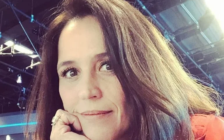 Ana Luiza Guimarães e filha eternizam coleção de selos como herança de família