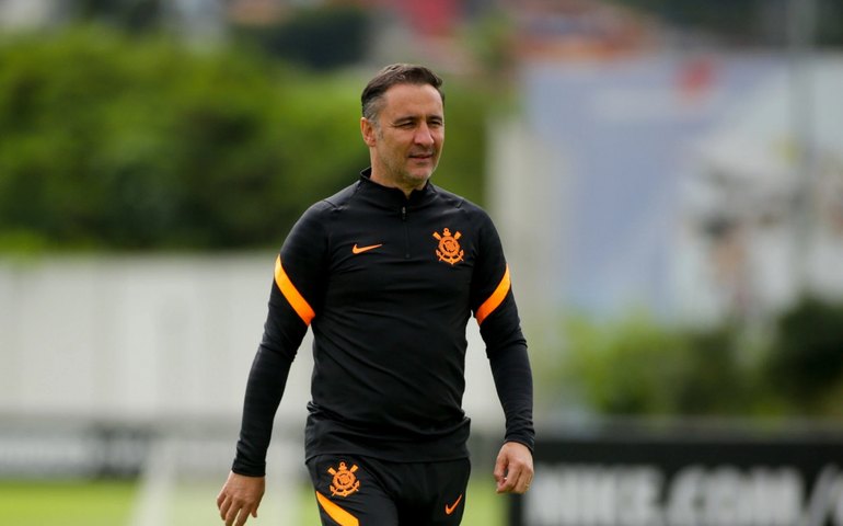 Corinthians não tem pressa para renovar com Vítor Pereira, revela presidente