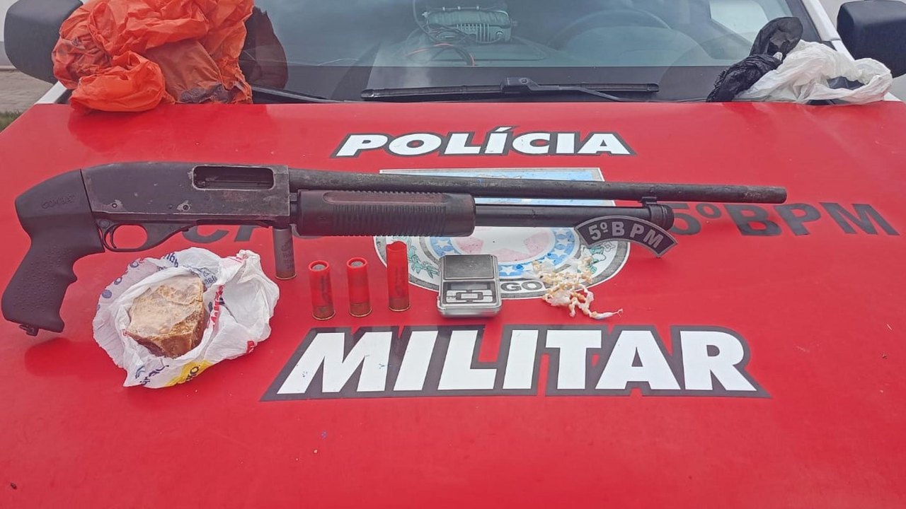 PM apreende arma e drogas em Maceió e Cajueiro