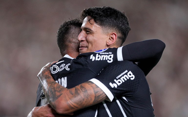 Corinthians passa por 'batalha' em campo, vence Universitario e se classifica na Sul-Americana