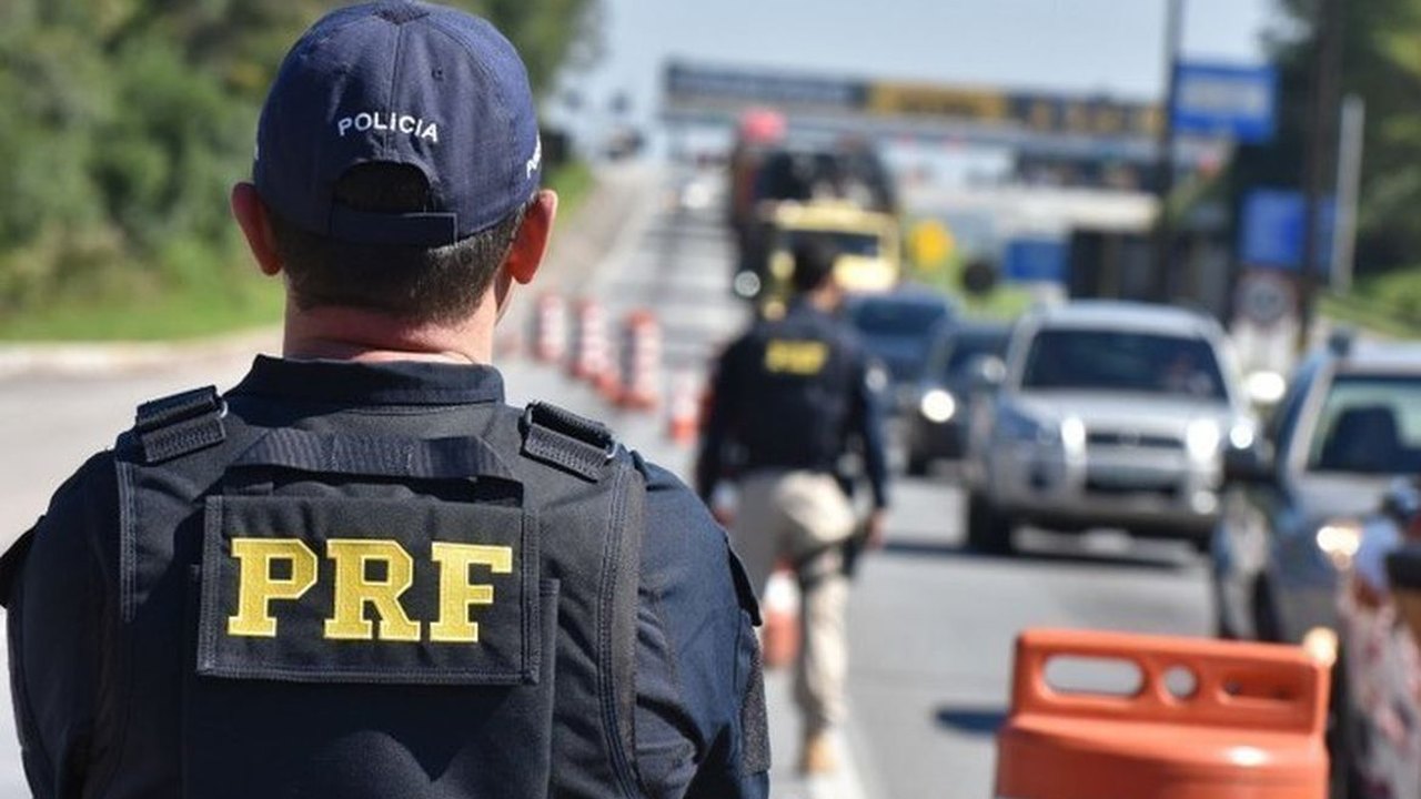 PRF apreende 26 fuzis durante abordagem a caminhão no Paraná