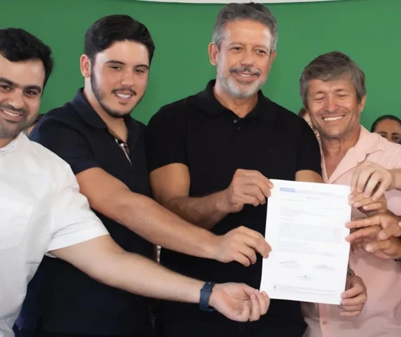 Arthur Lira garante recursos e assina com Geo Cruz ordem de serviço para pavimentação em Ibateguara