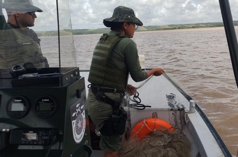 Polícia Militar apreende quase um quilômetro de redes de pesca irregular na Lagoa Mundaú