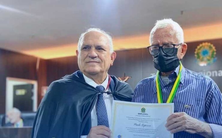 Mesário de 90 anos é homenageado com Medalha do Mérito Eleitoral