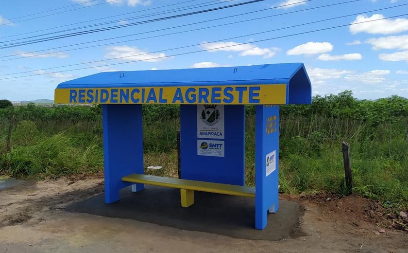 Prefeitura de Arapiraca instala abrigos de ônibus em concreto na zona rural do município