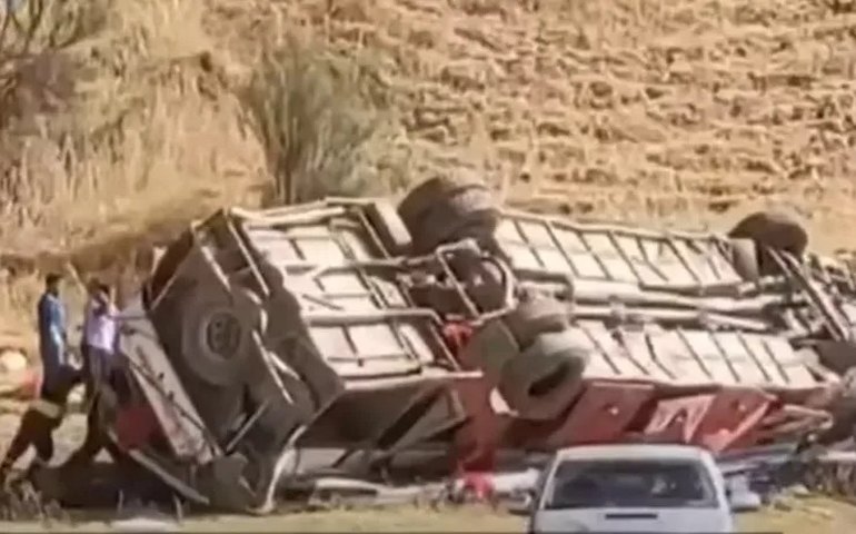 Ao menos 12 pessoas morrem após ônibus cair em ribanceira, no Peru