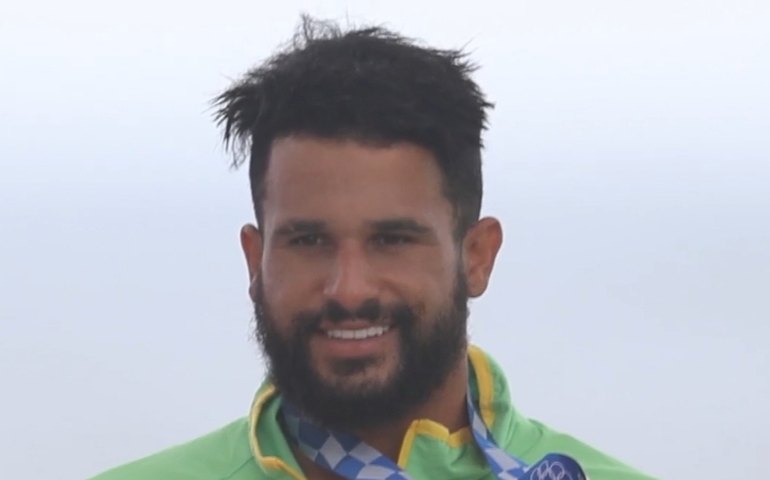 Ítalo Ferreira desbanca rivais no surfe e avança direto às oitavas da etapa de Fiji