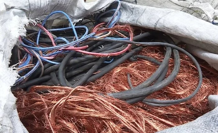 Dono de sucata é preso com fios e cabos da Equatorial