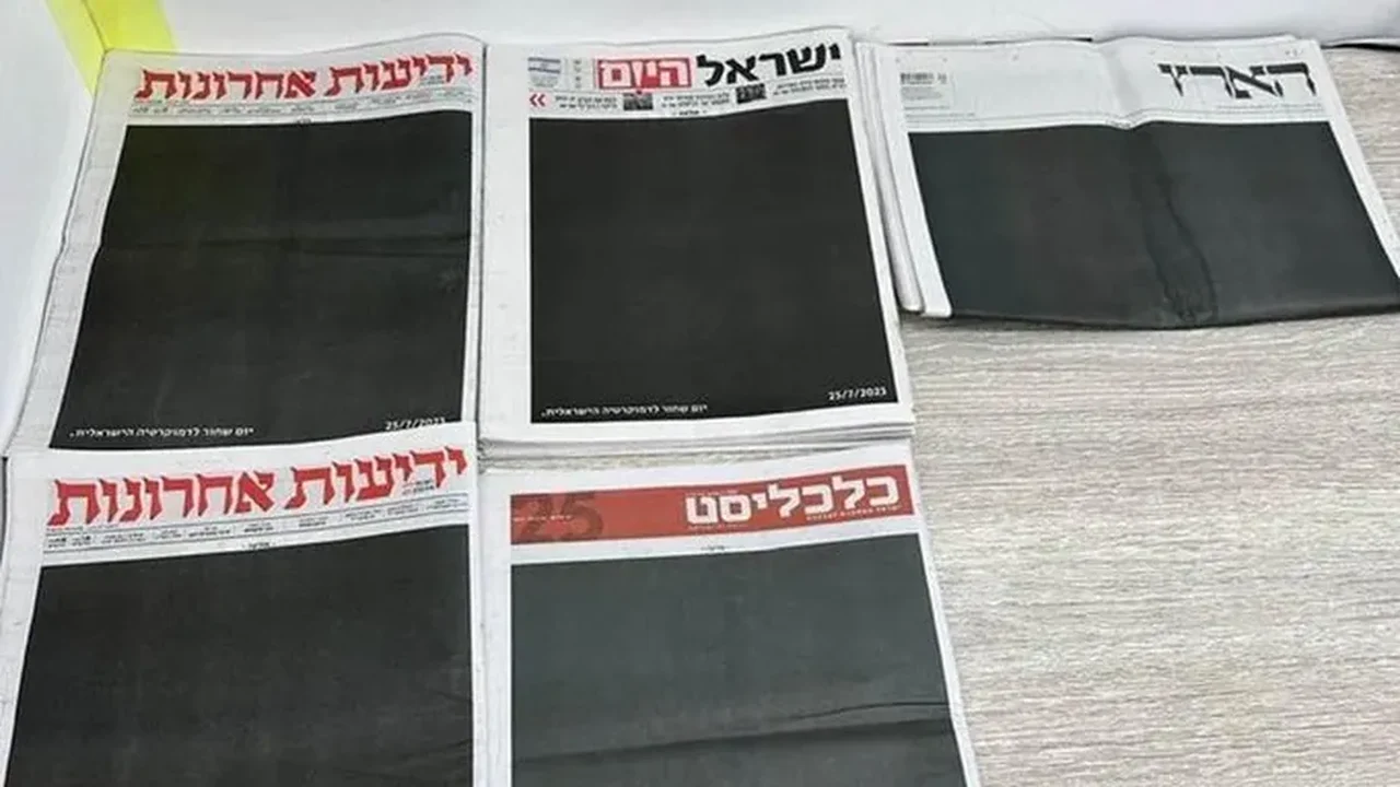 Jornais israelenses amanheceram com capas pretas em luto por democracia, um dia após avanço da reforma do Judiciário