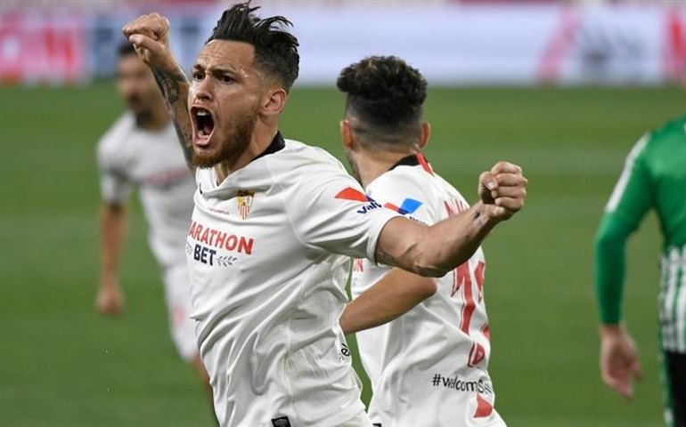 Com muitos abraços, Sevilla vence o clássico diante do Betis na volta do Espanhol