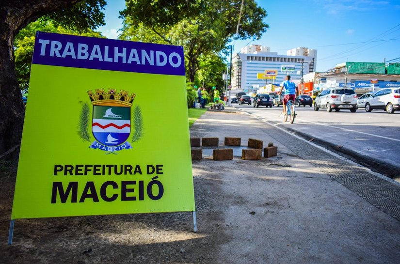 Por meio da Seminfra, prefeitura executa reparos na Praça do Centenário