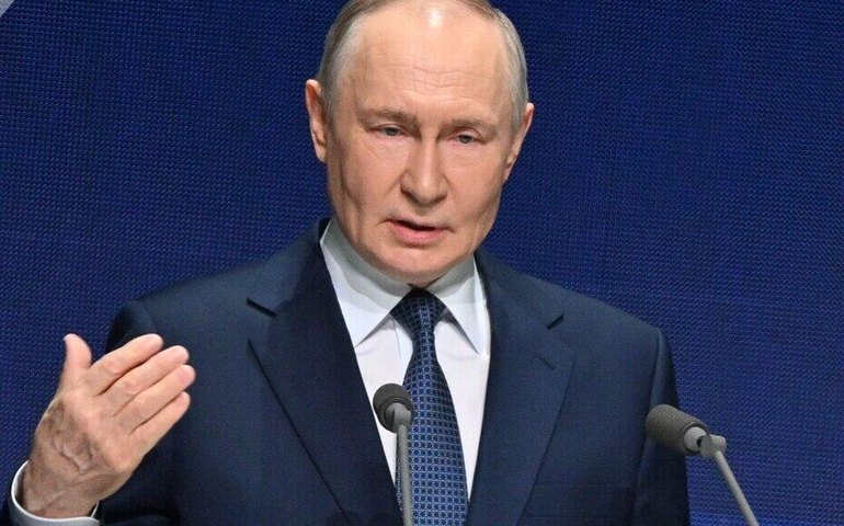Presidente russo, Vladimir Putin, participa da sessão plenária do SPIEF