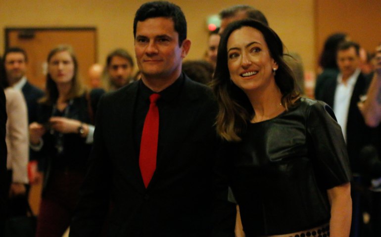 Moro atende a pedido da mulher, Rosângela, e cria conta no Instagram