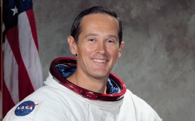 &#8216;A Terra que eu vi do espaço é redonda&#8217;, diz o astronauta Charles Duke em SP