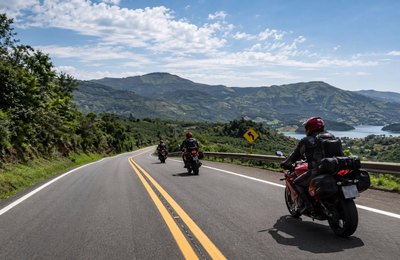 Férias de julho: planejamento e revisão da moto ajudam a reduzir riscos nas viagens