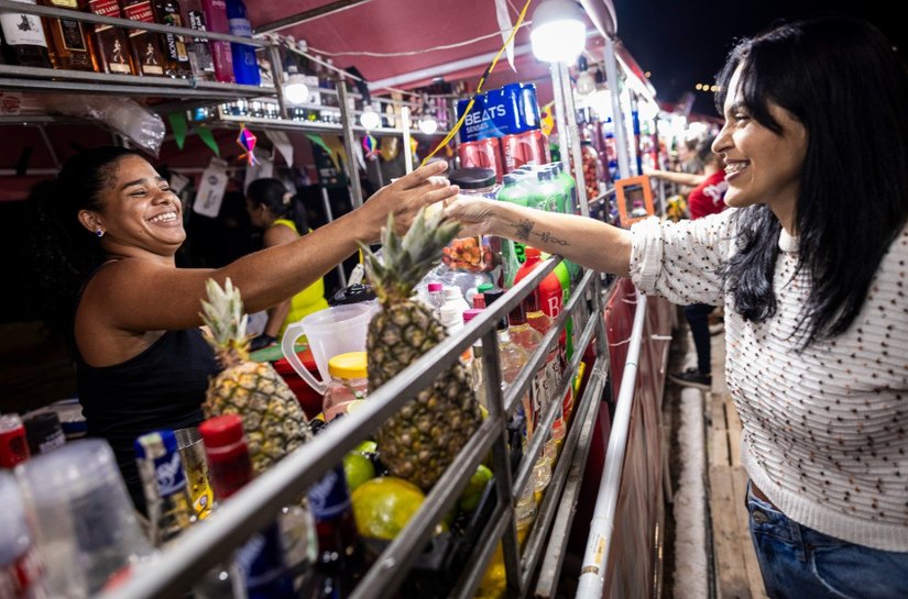 Ambulantes comemoram sucesso nas vendas no primeiro dia do São João Massayó