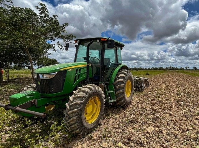 Prefeitura de Penedo faz preparo de solo e oferta assistência técnica para incentivar produção de arroz