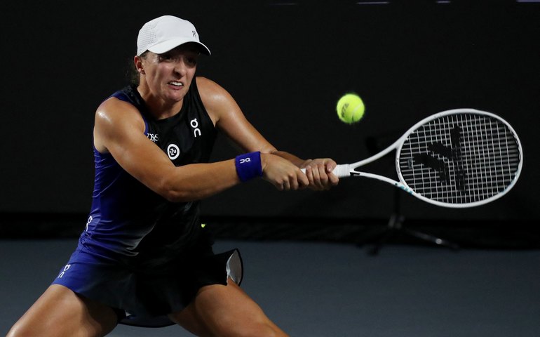 Swiatek arrasa Sabalenka em jogo de 2 dias e decide WTA Finals com Pegula para voltar ao topo