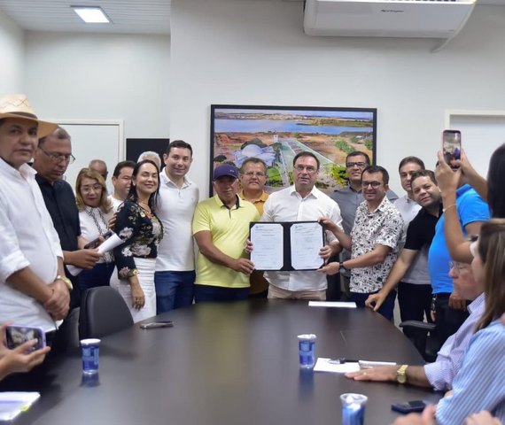 Prefeito Luciano Barbosa anuncia pavimentação e novo corredor de tráfego em Arapiraca