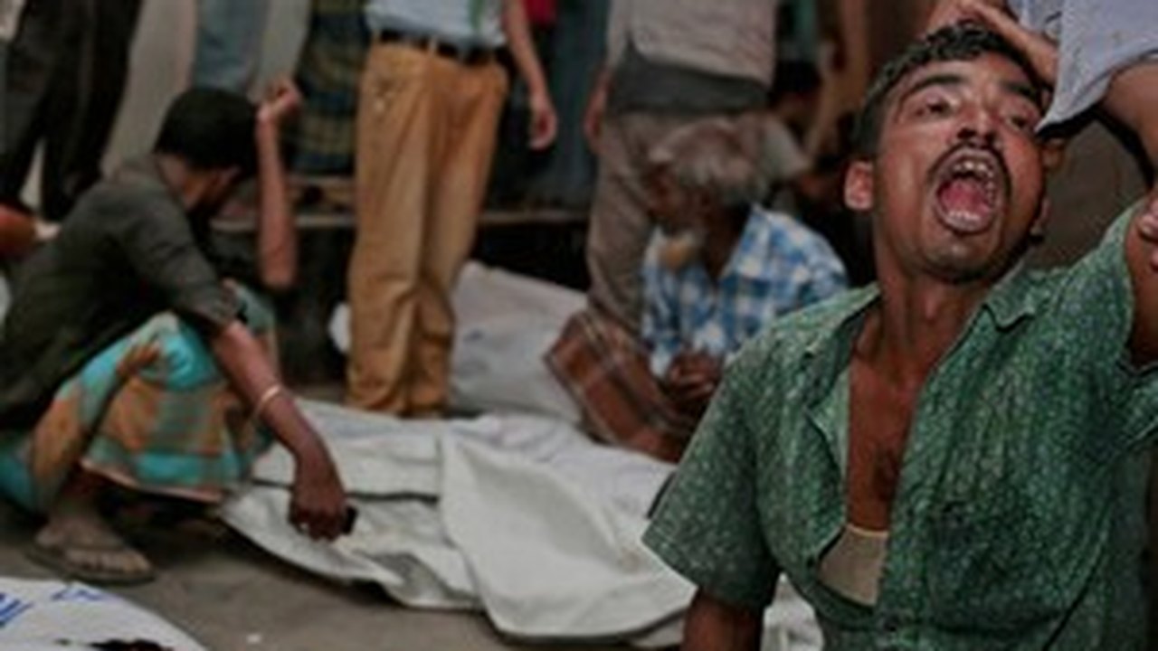 Sobe para 65 número de mortos em naufrágio em Bangladesh