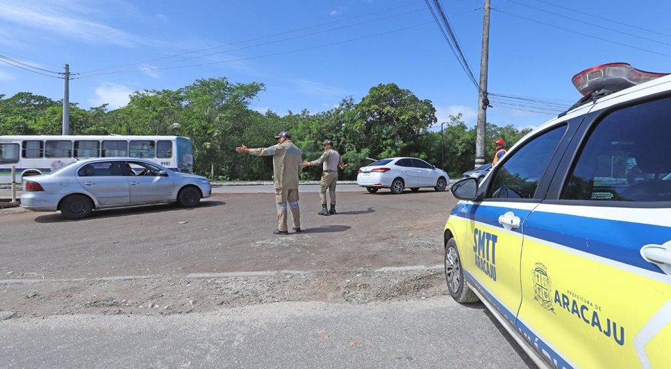 Trânsito sobre a ponte do rio Poxim permanece funcionando com sistema binário até o final de semana / Foto: Foto: SMTT/ Divulgação