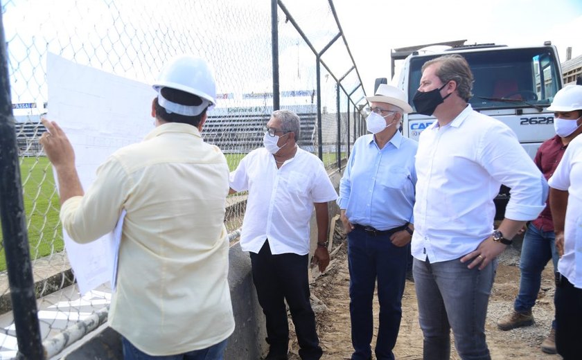 Prefeito Rogério Teófilo visita mais uma etapa da obra de modernização do estádio municipal