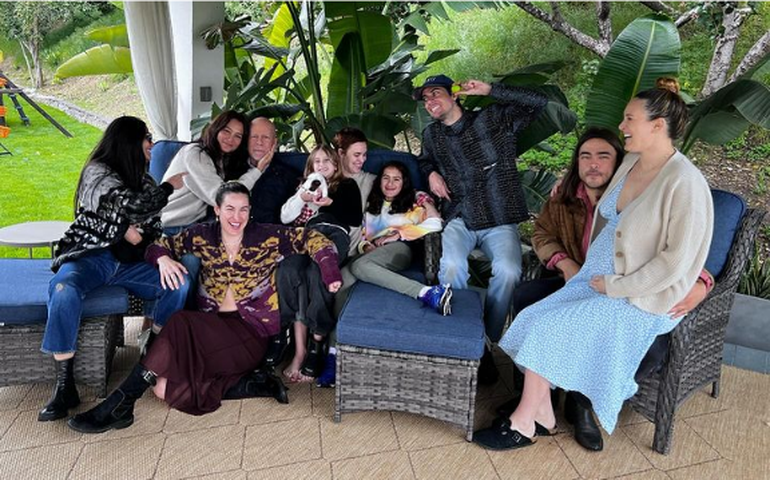 Bruce Willis faz rara aparição em foto de reunião com a família e Demi Moore; veja