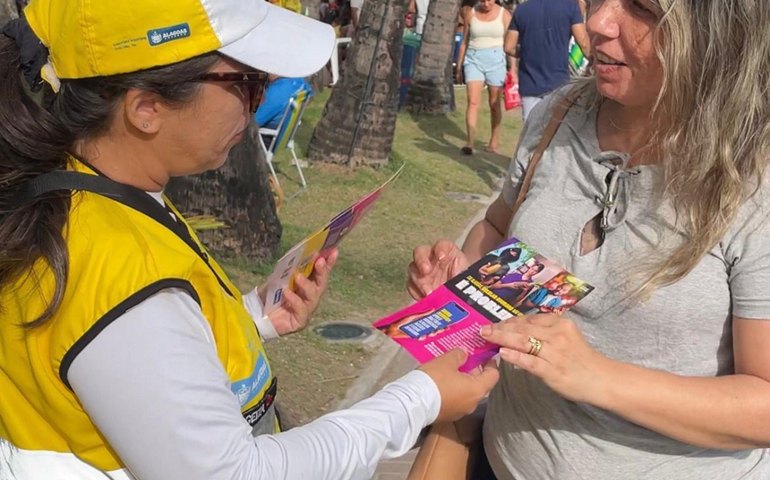 Segurança Pública promove ação sobre o Celular Seguro na orla de Maceió