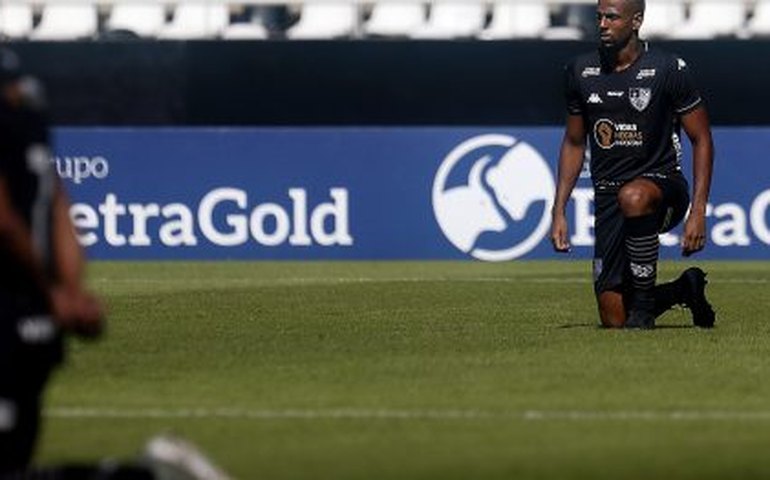 Belgrano conscientiza torcedores sobre racismo em campanha antes de jogo contra brasileiro