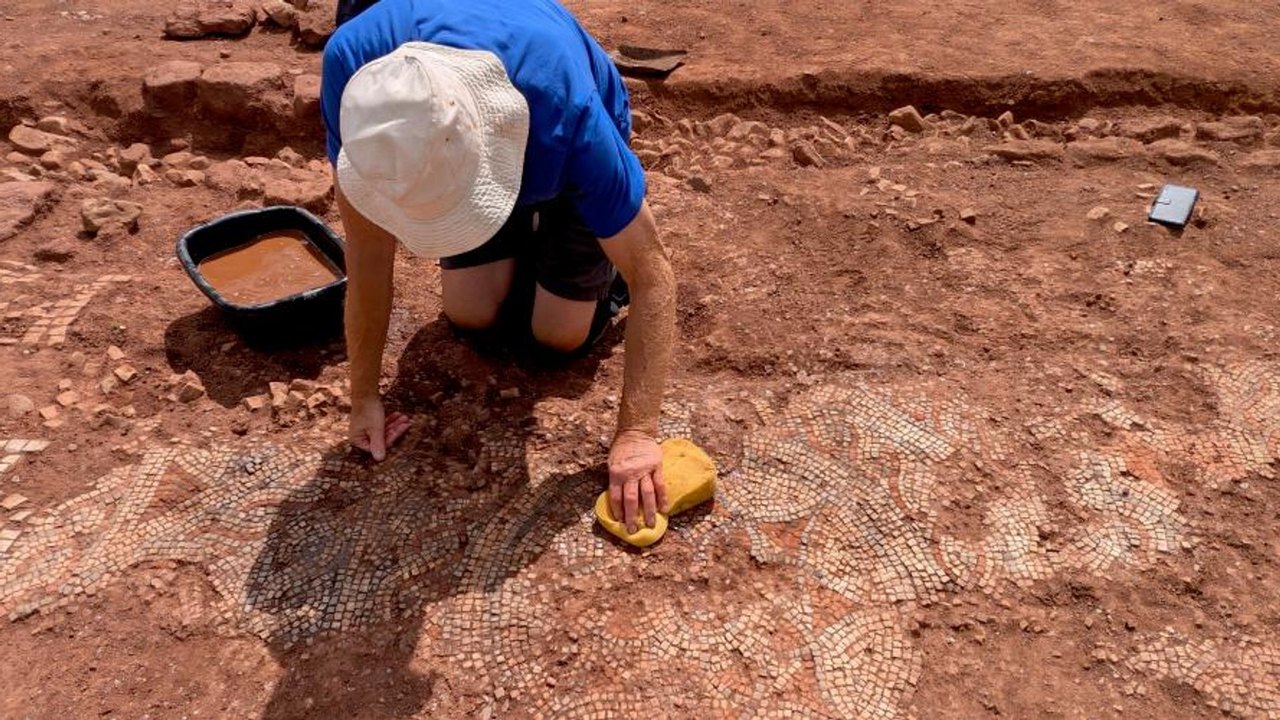 Descoberta de rica vila romana com mosaicos no sul do Reino Unido