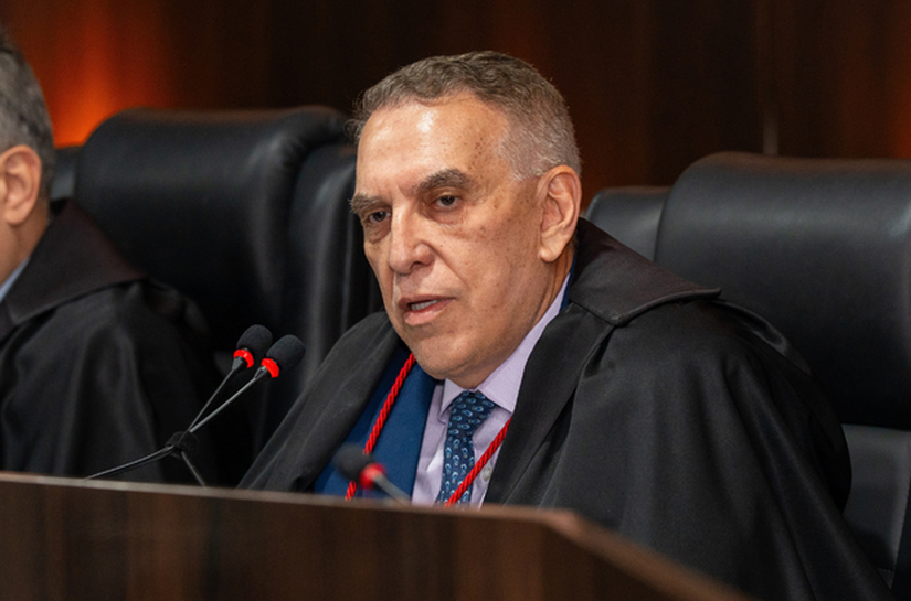 Desembargador Ivan Brito preside sessão de julgamentos do Pleno do TRE acompanhada por estudantes e jovens aprendizes