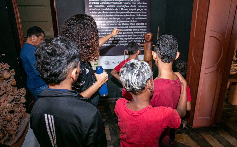 Crianças e adolescentes do abrigo Acolher visitam o Museu Théo Brandão
