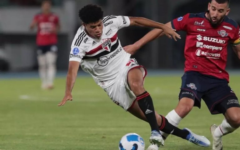 Gabriel Sara rompe ligamentos, passará por cirurgia e vira desfalque no São Paulo