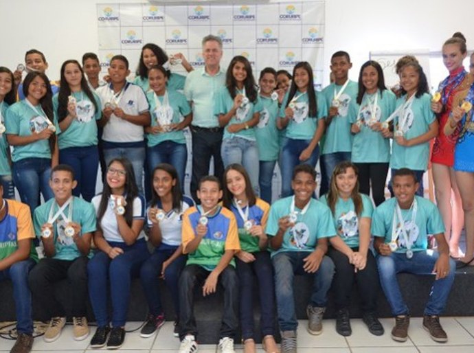 Alunos coruripenses medalhistas do Jeal são homenageados na Semed
