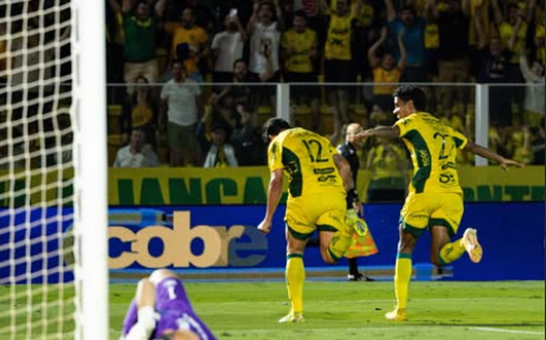 Mirassol vence Fluminense, volta ao G-4 e festeja permanência no Brasileirão em 2026