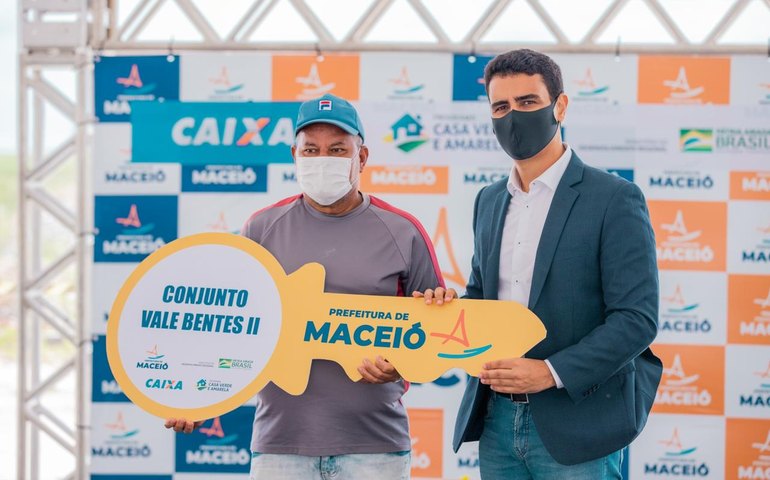 Prefeito JHC entrega Vale Bentes II e realiza sonho da casa própria para 500 famílias