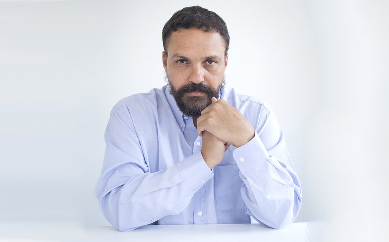 Paulo Scott discute questão racial sem deixar trama de lado em ‘Marrom e Amarelo’