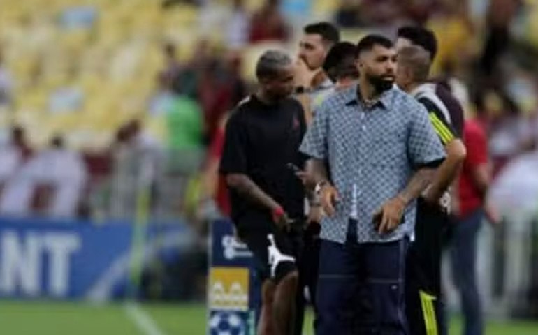 Lesionado, Gabigol tira a chuteira e vê jogo do Flamengo com tênis de mais de R$ 8 mil; veja fotos
