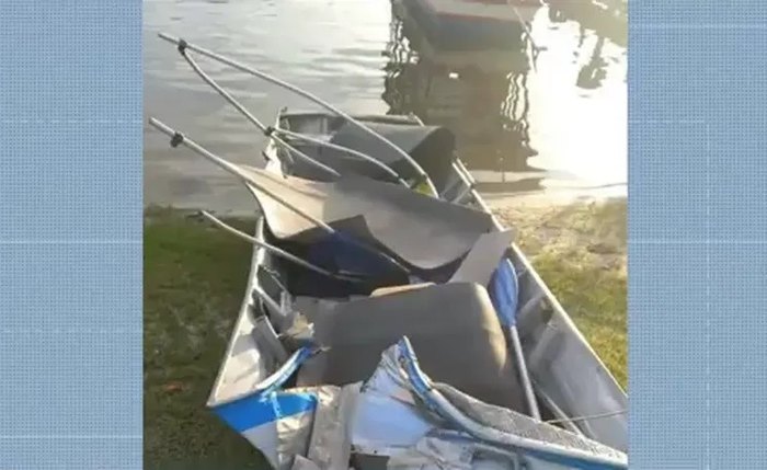 Embarcação atingida pelo jet ski na lagoa ficou destruída