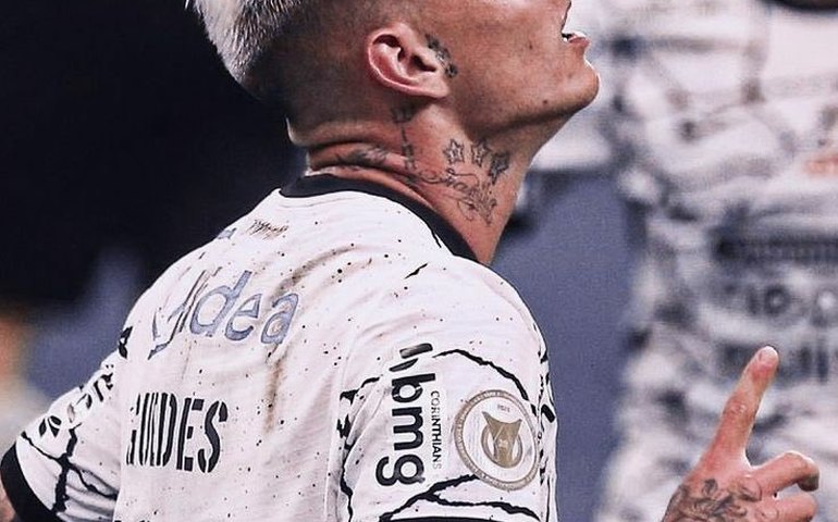 Roger Guedes, ex Corinthians, desloca o dedo em lance durante jogo no Catar; veja vídeo