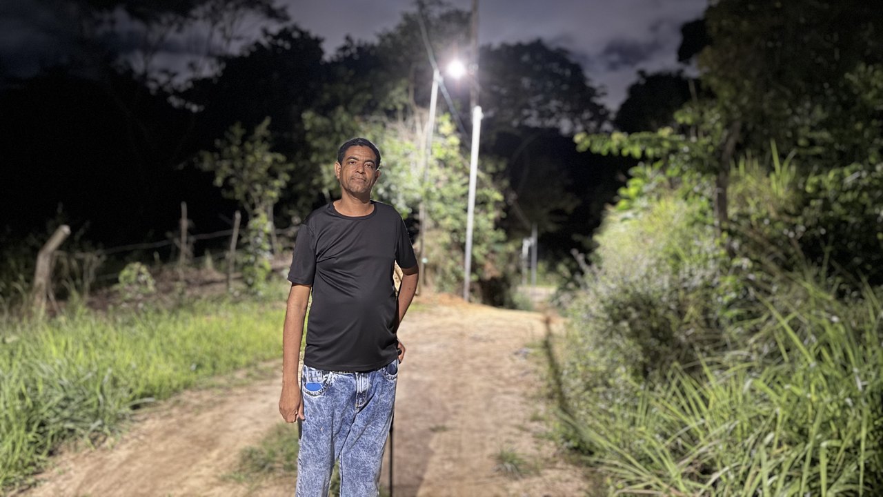 Moradores comemoram chegada de nova iluminação em áreas de difícil acesso na Grota do Andraújo